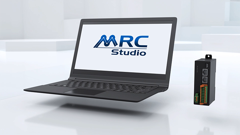 สภาพแวดล้อมการเขียนโปรแกรมหุ่นยนต์ MRC Studio - แล็ปท็อปสีดำที่มีโลโก้ซอฟต์แวร์ MRC Studio 